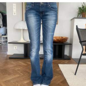 Säljer dessa supersnygga jeans köpta second hand, storlek 28/32 men insydda i midjan så skulle säga att de passar en 36:a. Hör av er vid frågor❤️