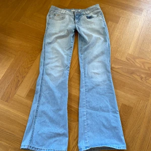 Lågmidjade jeans - Jättefina ljusblåa lågmidjade jeans köpta på vinted men aldrig använda. Bra skick inga defekter!😊
