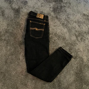 Nudie Jeans - Tja, säljer dom här feta nudie jeansen i storlek 26/32! Inga synliga skador eller defekter, priset kan diskuteras och tveka inte vid frågor!