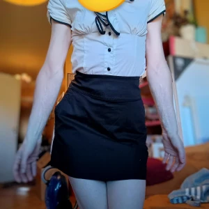 Svart tidlös stilren klassisk kjol - Säljer en petit klassisk stilren svart kjol i bra skick.Passar perfekt för både vardag och fest. Tidlöst det här plagget är ett måste till din garderob.