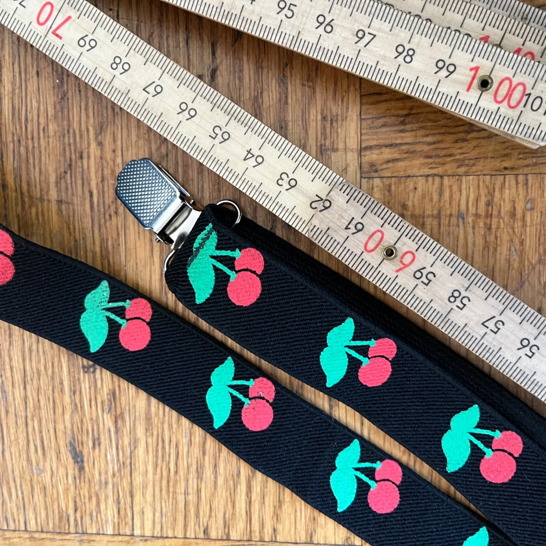 Hängslen med körsbär oanvända nya - 90