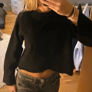 Kashmir tröja  - Super fin Kashmir tröja som jag köpte på Vinted men säljer vidare den då den inte passade mig. Storleken är mer en XS än en M!!   !Lånad bild!