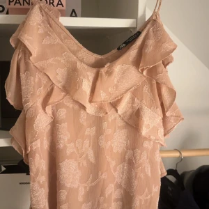 Zara blus - Säljer denna då den inte kommer till användning! Inga defekter! Går alltid att diskutera pris☺️