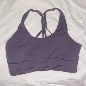 Fin Oysho sport bh  - Snygg lila Oysho sport bh i strl M, i använt skick 
