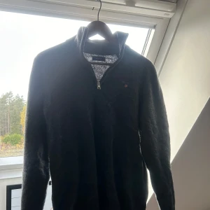 Half zip - Half zip Gant  Storlek: M Mycket bra skick: 9/10 Nypris: Ca 1300kr