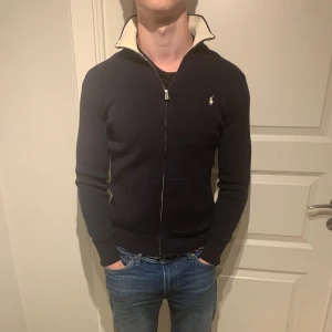 Ralph Lauren | Halfzip - Riktigt snygg raffe zip! | Utmärkt skick det finns inga defekter! | Storlek L(14-16) den sitter lite litet på mig som är 178 så en XS ungefär! | Ställ gärna frågor innan du köper!