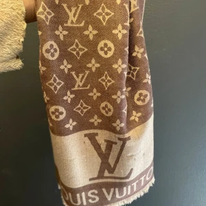 halsdukar - aldrig använda båda 100kr 1- 70kr