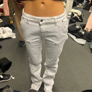 Filippa K jeans!!! - Säljer dessa super snygga eftertraktade jeansen från Filippa K. Sjukt coola och unika men är tyvärr för små för mig!! 