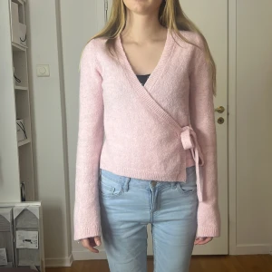 Rosa omlottkofta - Säljer en superfin rosa omlottkofta som är perfekt för både vår och höst. Den är i ett mjukt och mysigt material med långa ärmar och knytband i sidan. Använd några gånger. Pris kan diskuteras ❤️❤️