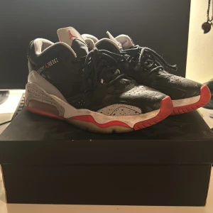 Jordan point lane  - Säljer ett par feta Jordans perfekt nu till kallare tider köpta i England för 1500 men säljes billigare. Storlek 45 men passar även 44 Pris kan gärna diskuteras!