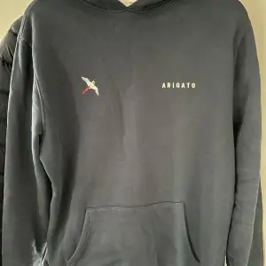 Blå arigato hoodie som knappt är använd. Den är small men passar även bra som medium.