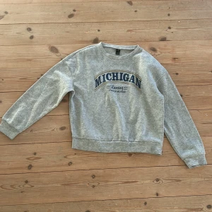 Tröja - Tröja i storlek M  (liten i storlek så passar S)