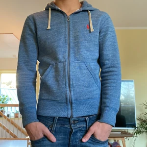 Polo raulph lauren hoodie - Xs men passar s, riktigt skön och unik färg, kom gärna med byten🙌 (obs möts endast upp när det gäller byten)