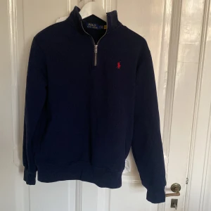 Ralph lauren half zip - Tjenare! Säljer en riktigt snygg Ralph lauren half zip som är lite tjockare vilket är bra nu på hösten och inför vintern. 