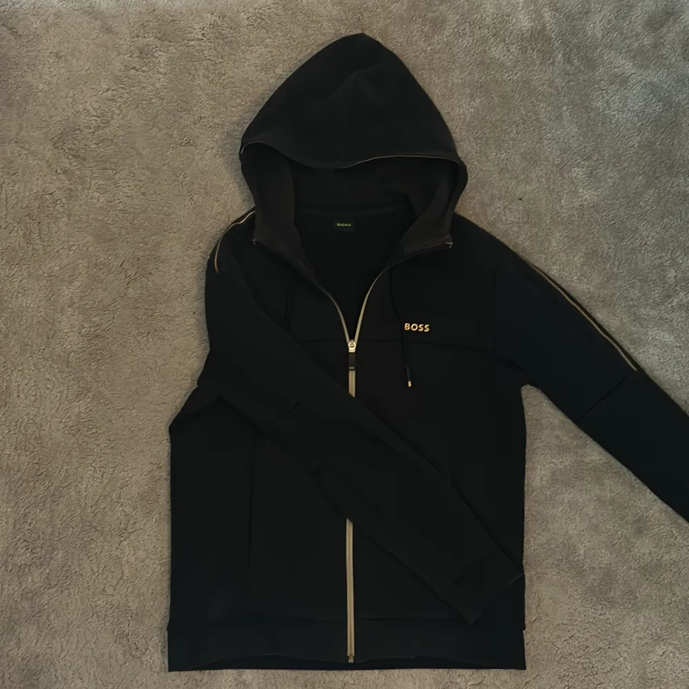 Säljer nu denna snygga Hugo boss hoodie. Bra skick. Pris kan diskuteras. Bara skriva vid funderingar!. Hoodies.