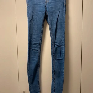 Blå skinny jeans - Säljer ett par snygga blå skinny jeans i bra skick. De är tighta och har en klassisk femficksdesign. Perfekta för både vardag och fest! Passar till allt och är superbekväma. Hör av dig vid intresse! 💙