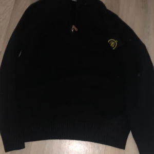 Stoneisland - Hej vill sälja min tröja eftersom använder knappt den. Storleken står det att den är XXl Men jag använder S och den passar mig perfekt. Är inte stor på midjan heller. Den är perfekt nu till vintern den är varm o bekväm.