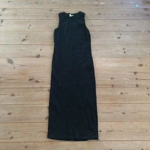 Klänning - Svart, ribbad långklänning från vero moda i storlek M.