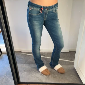 Replay jeans  - As snygga replay jeans men kommer tyvärr inte till annvändning då dom inte satt som förväntat. Midjemåttet är 39 och innebenslängden är 83 