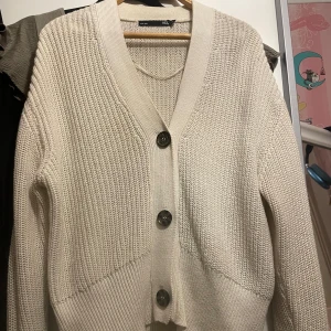 Stickad kofta - Så skön och varm, sparsamt använd  Kan skicka bilder på hur den sitter på vid intresse 