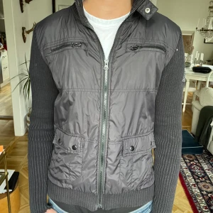 Cardigan - En fet cardigan i färgen svart. Den är o storlek S och har inga skador eller lindningen men kan ha tecken på användning. Skriv för funderingar. 