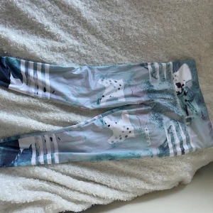 Träningstights - Träningstights blåa/turkosa/vita. Lite genomskinliga. Skriv i chatten för bild. Typ Small