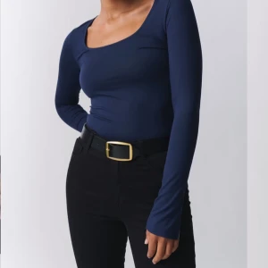 Långärmad topp med slits - Säljer denna topp från Gina tricot, eftersom den inte kommer till användning längre, den har slits längst ner i ärmarna💞 Nypris:199kr