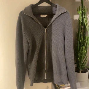 Zip tröja - En väldigt snygg full zip tröja i bra skick. Nu pris 1100kr. Storlek L men passar m