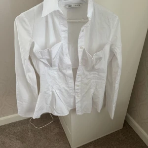 Skjort blus - En snygg och ball skjorta som sitter väldigt fint på! 🤍 Använd max 2 gånger!