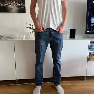 Snygga blåa jeans - Säljer nu mina blåa jeans från Jack and Jones i storlek 30 och 30. Dem är i riktigt bra skicka och har inga defekter. Modellen är 180 och väger 65 kg