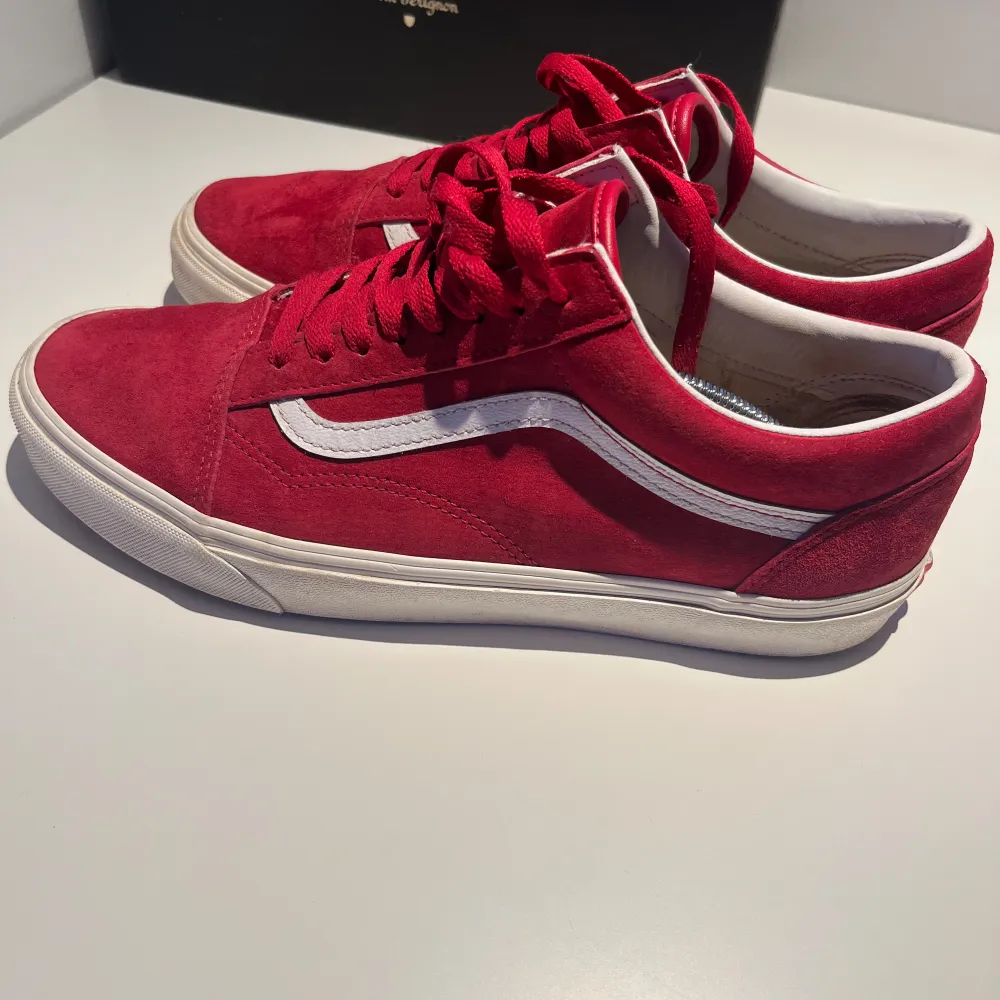 Säljer nu mina väl omhändertagna vans pig suede röda i storlek 43   Om du har prisförslag är det bara att höra av dig 🙌🏼. Skor.