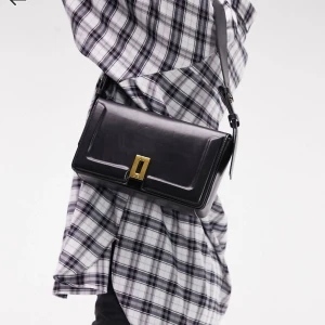 Svart axelväska | TOP SHOP 🖤 - Snygg, stilren och mycket rymlig väska. Sparsamt använd så skicket är som nytt! 🤍