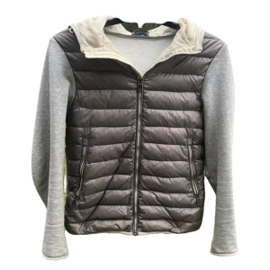 Moncler Cardigan - Denna Moncler jacka i grå färg är en riktig pärla 💯 sparsamt använd och i toppskick 👋🏽Jackan är både stilren och hållbar, perfekt för att hålla dig varm och snygg under kyliga dagar 😀
