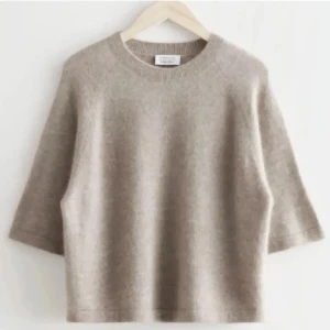 Stickad tröja - Kortärmad eftertraktad stickad från stories! 