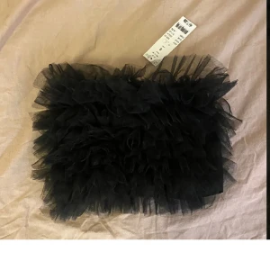 Fest topp - Säljer då den aldrig kommit till användning! Prislapp kvar! Strl S men är stretchig så kan nog passa både xs och m. Priser går att diskutera vid snabb affär! Tveka inte på att höra av er💓💞