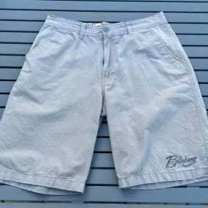 Billabong shorts - Skit feta billabong shorts köpta second hand Längd 22cm midja 16,5 cm Står ingen storlek på den så om ni är osäkra med måtten skriv gärna till mig!
