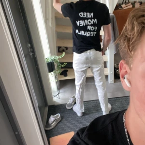 Linne byxor  - Väldigt fina linne byxor från zara Säljer  då  jag inte använder längre Endast använda 2 gånger så väldigt fint och och använda sparsamt. Köpta på Zara i arkaden för 700kr mitt pris 600 Kan gå ner i pris vid snabb affär Kom privat vid minsta fråga