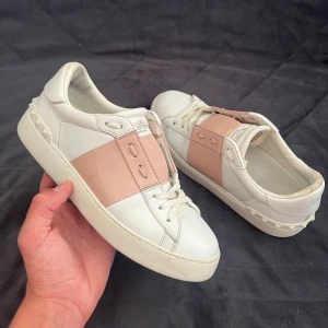 Valentino skor - Säljer nu dessa jättefina valentino open skorna! De är i bra skick och sparsamt använda. De är i storlek 37 men passar även 38. Endast skorna medföljer vid köp. Vid ytterligare frågor eller funderingar är det bara att höra av sig! 😊