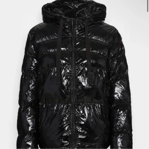 Vinter jacka  - Skit snygg vinter jacka. Slutsåld från guess. Nypris 3000 kr 💕