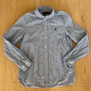 Polo skjorta - Skick 10/10 passar bra till allt 