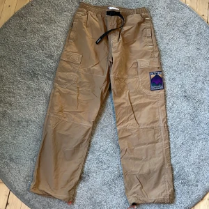Butter equipt chinos - Beiga butter chinos i storlek S, följer med bälte, bra skick och loose fit, skriv vid frågor eller funderingar.