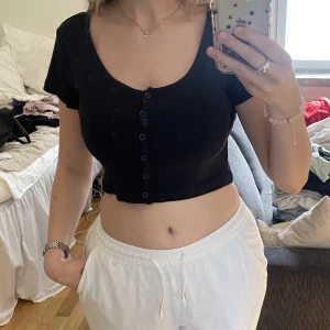 2st toppar - 2st ribbade croptops, säljer dem helst tillsammans för 30kr. Den vita är från Pull and Bear och den svarta är från Lager157🤍🖤