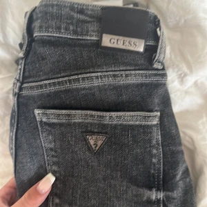 Guess bootcut Jeans - Säljer mina guess jeans, org pris 1250, st 26 (Dom är bootcut syns inte jättebra på bild) skriv för fler bilder eller frågor 💕
