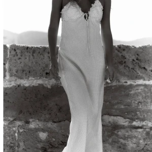 Zara klänning - Säljer denna utsålda zara klänningen i storlek m, så snygg men kommer inte till användning ❤️