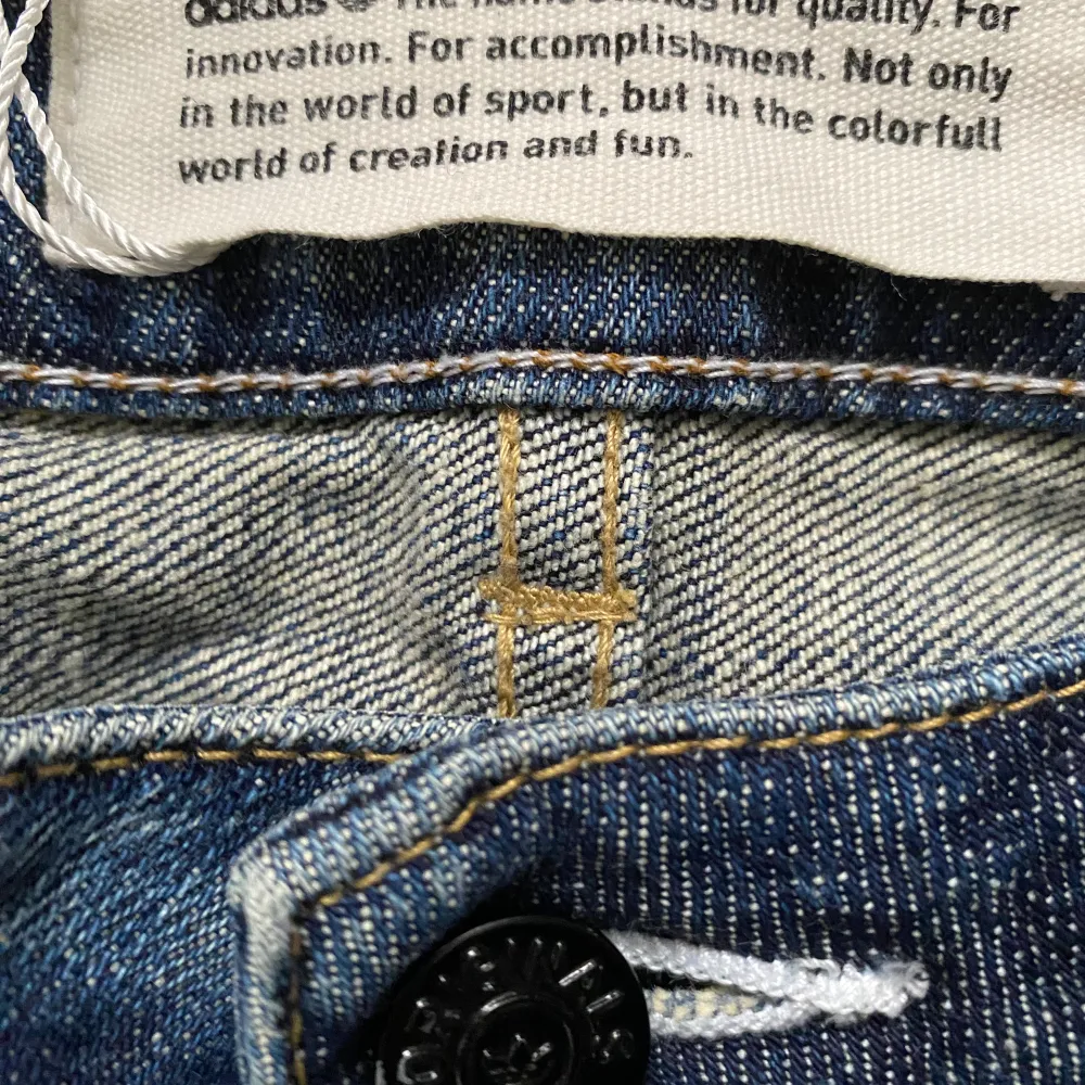 Säljer ett par snygga blå jeans från Adidas Originals. köpte på Sellpy men de var tyvärr för stora! Köp direkt eller ge prisförslag 💙. Jeans & Byxor.