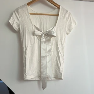 Rosett tröja  - I jättebra skick har aldrig använts utanför hemmet. Den är i storlek xs men den är ganska stretchig så passar också s. Orginalpriset är 100 kr. Kan inte skicka förs 21 augusti 