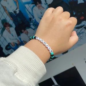 Hyunjin armband - Hyunjin armband. Det har ett elastiskt band. Ställ gärna frågor:3 Det går att skicka via posten så att det kostar mindre i frakt!