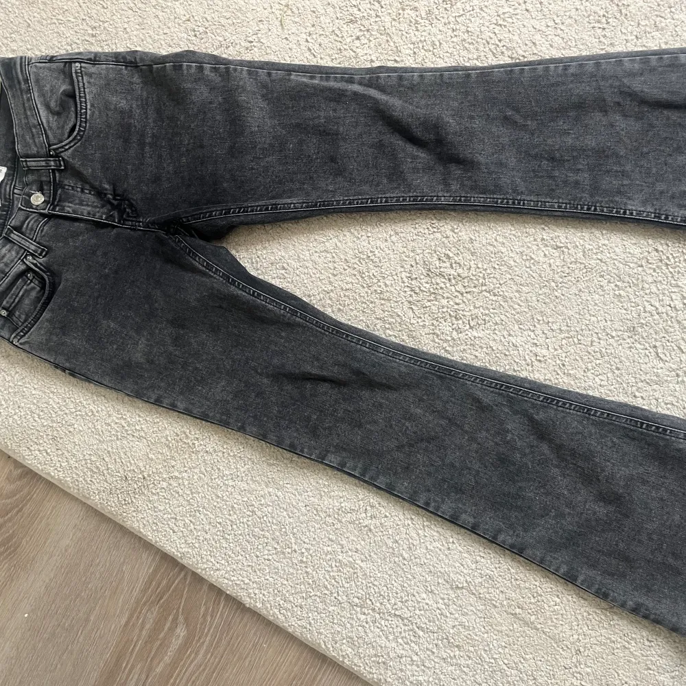 Säljer dessa low bootcut jeansen från Gina, oanvända. Storlek 36 💕pris kan diskuteras!. Jeans & Byxor.