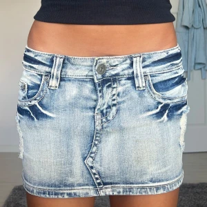 Denimkjol - Midjemått: 38cm rakt över, längd: 26cm 💗