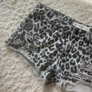 Lågmidjade leopard jeansshorts  - Världens snyggaste lågmidjade leopard jeansshorts i super skick. Midjemått:37x2 stretch till 39. Köp sker via köp nu, jag postar inom 24h. Kvar tills markerad såld 